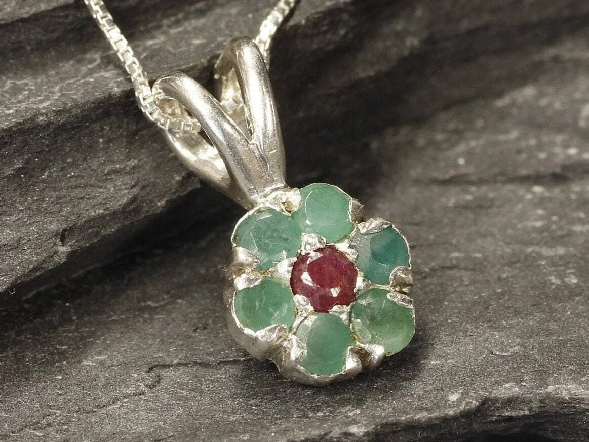 Emerald Flower Pendant - Green Flower Necklace - Silver Daisy Pendant